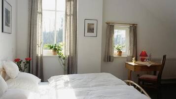 Standard-Doppelzimmer zur Einzelnutzung | Babybetten, Zustellbetten, kostenloses WLAN, Bettwäsche