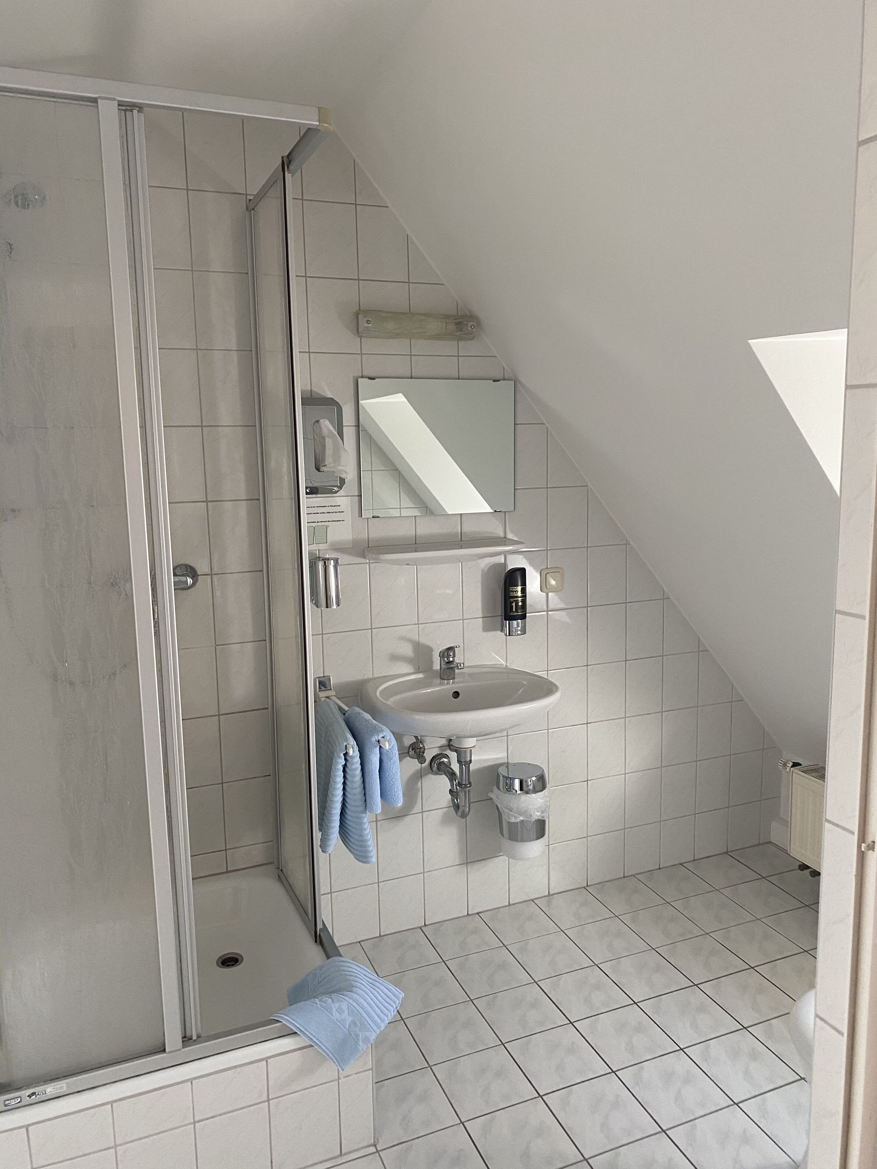 Economy Single Room, 1 Twin Bed | Bathroom | Shower