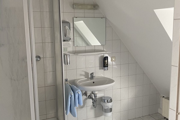 Economy Single Room, 1 Twin Bed | Bathroom | Shower