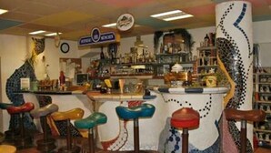 Uma área de bar com banquetas e balcão.