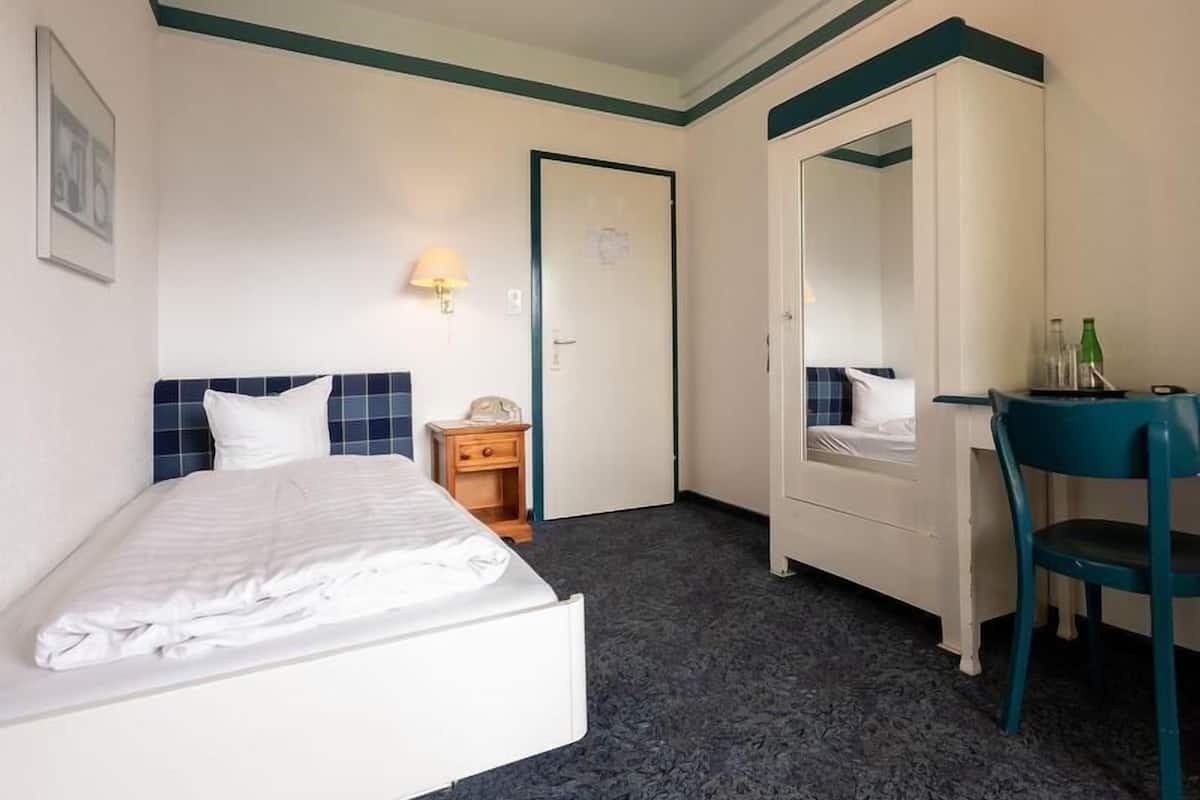 2 bedrooms, desk, iron/ironing board, bed sheets