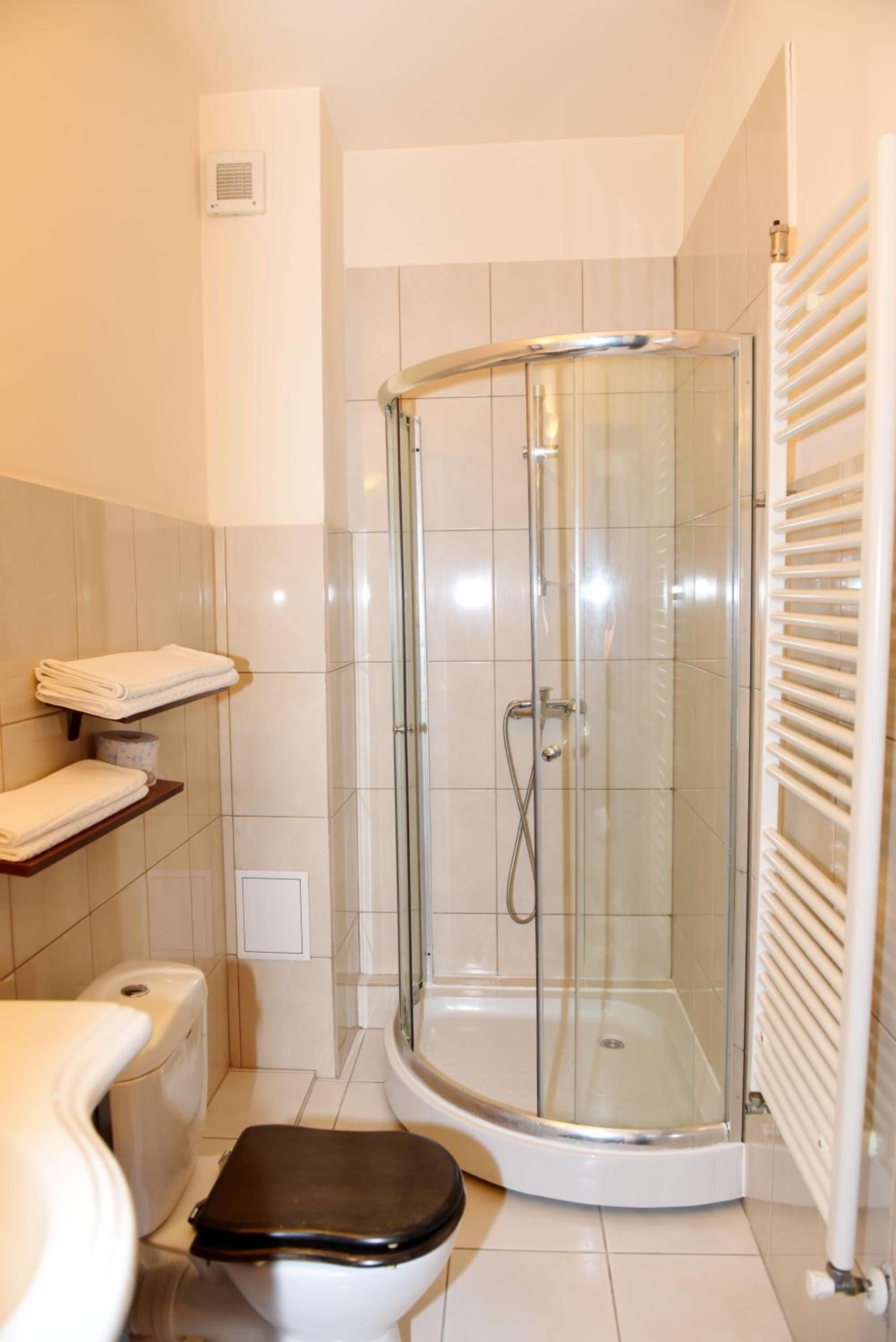 Bathtub, towels