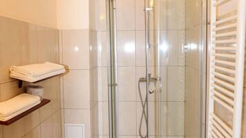 Bathtub, towels