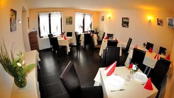 Daily continental breakfast (RON 30 per person)