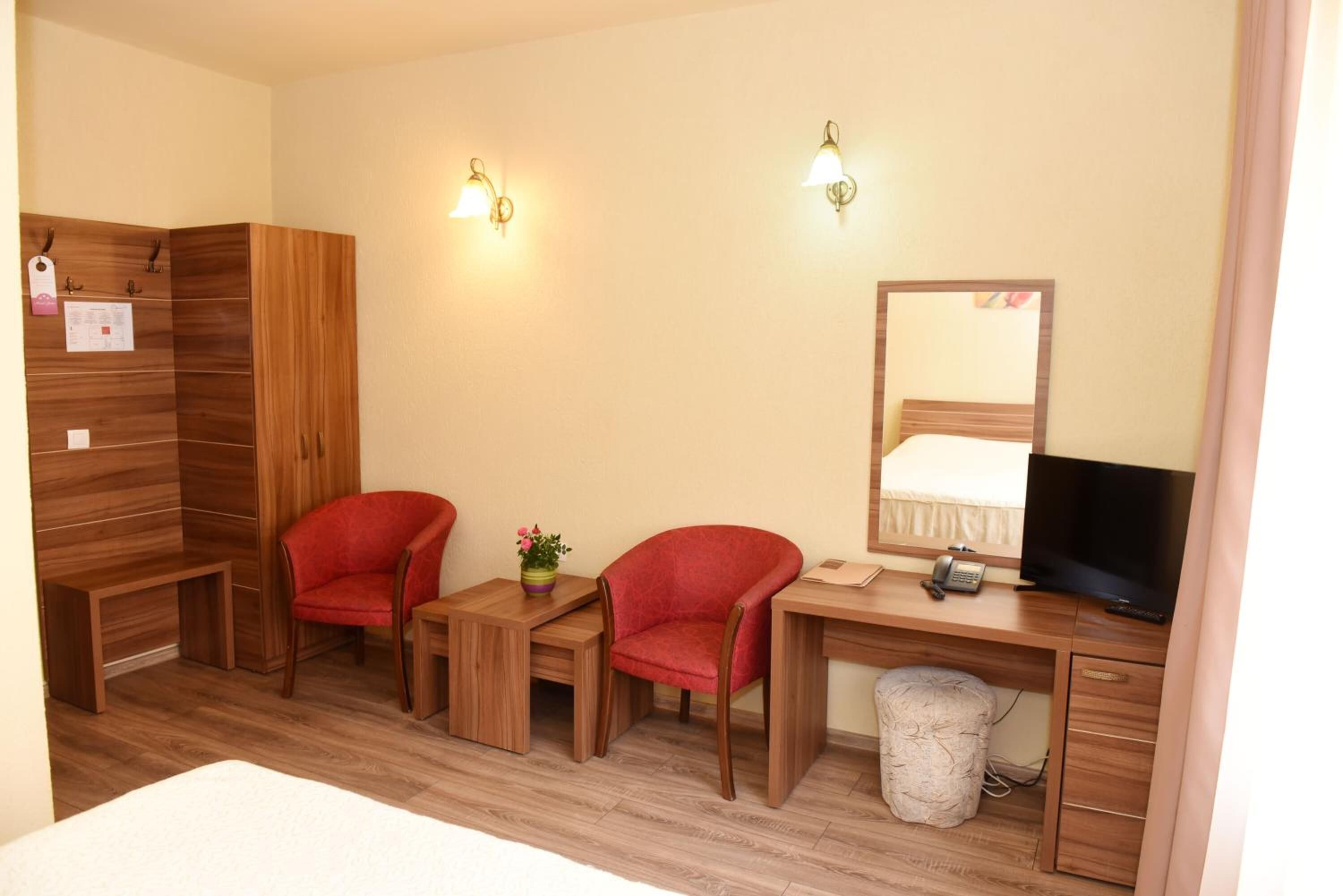 Minibar, strykjärn/strykbräda, extrasängar och gratis wi-fi