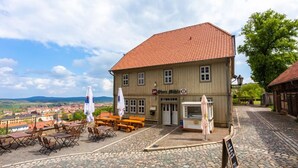 Un bâtiment traditionnel avec un toit en tuiles et une enseigne indiquant « Obere Mühle ».