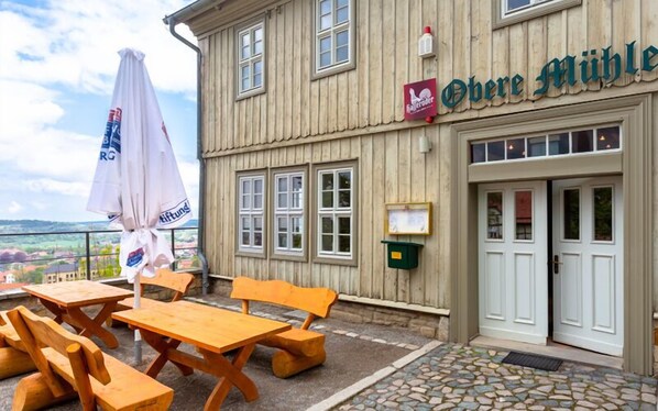 A wooden building with a sign reading "Obere Mühle". - Gasthof Obere Mühle (Blankenburg)