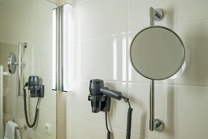 Hair dryer, towels, soap, shampoo - Aspire Oldenburg, Trademark Collection by Wyndham (Oldenburg)