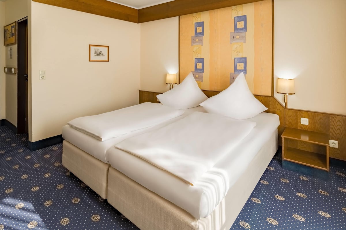 Standard Room, 1 Double Bed | Hypo-allergenic bedding, desk, free cribs/infant beds, free WiFi