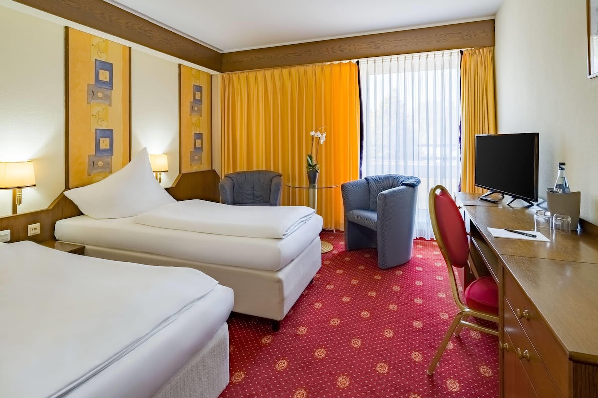 Standard Room, 2 Twin Beds | Hypo-allergenic bedding, desk, free cribs/infant beds, free WiFi