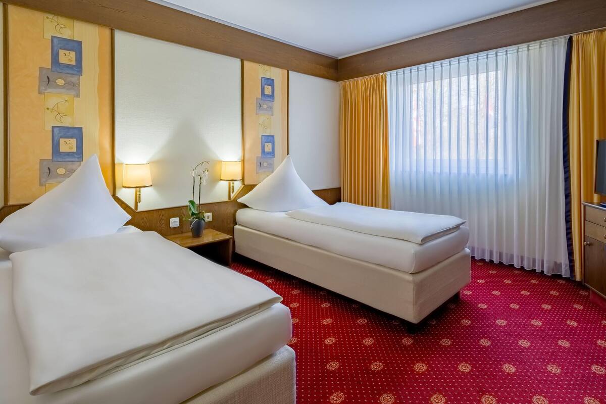 Room, 1 Double Bed (Accessible) | Hypo-allergenic bedding available, desk, cribs (free), WiFi (free)