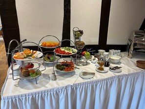 Petit déjeuner buffet servi tous les jours en supplément