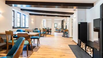 Breakfast, dinner served; Regional cuisine, alfresco dining