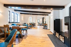 Breakfast, dinner served; Regional cuisine, alfresco dining