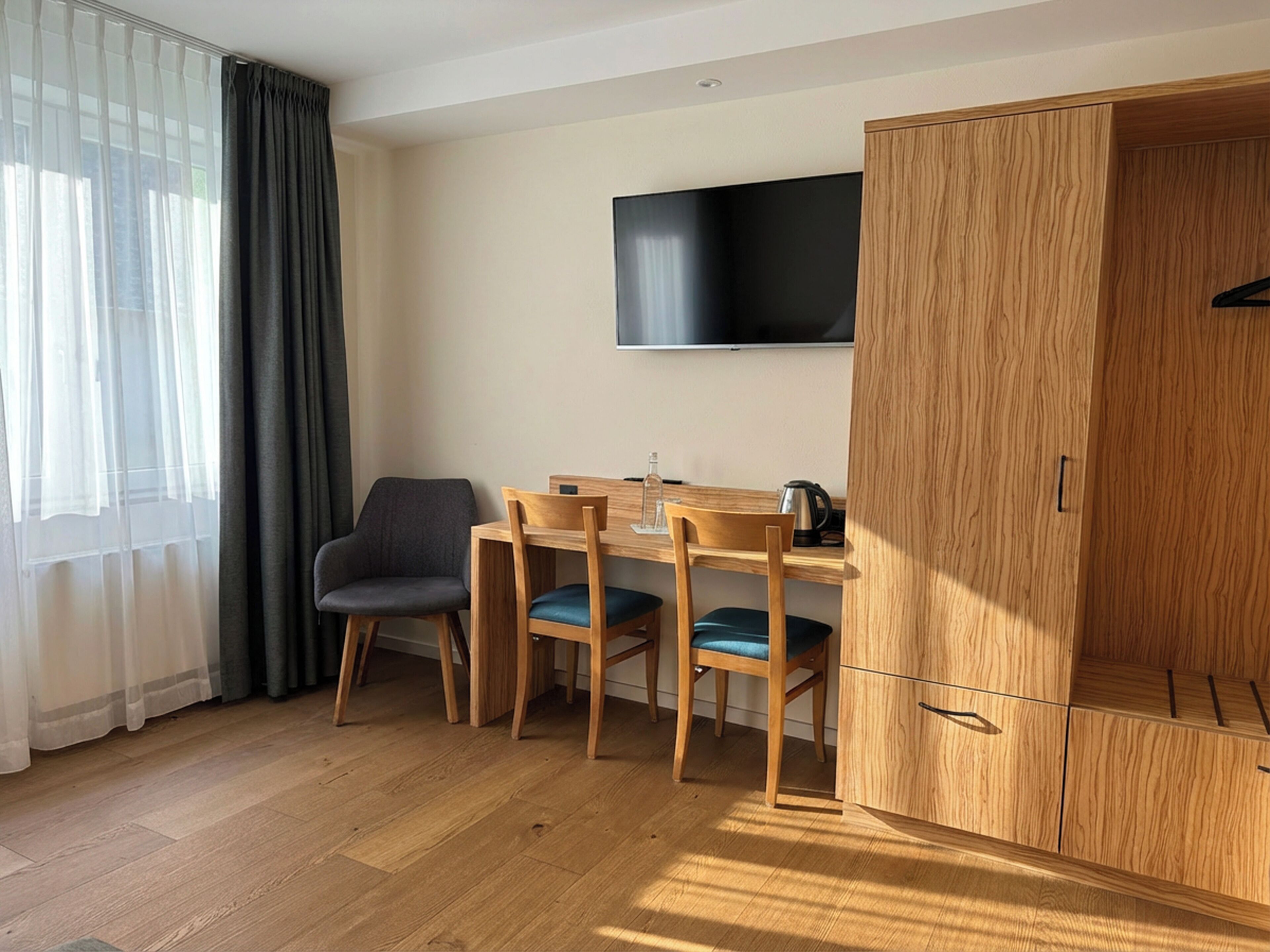 Deluxe-Doppelzimmer | Schreibtisch, laptopgeeigneter Arbeitsplatz, Verdunkelungsvorhänge