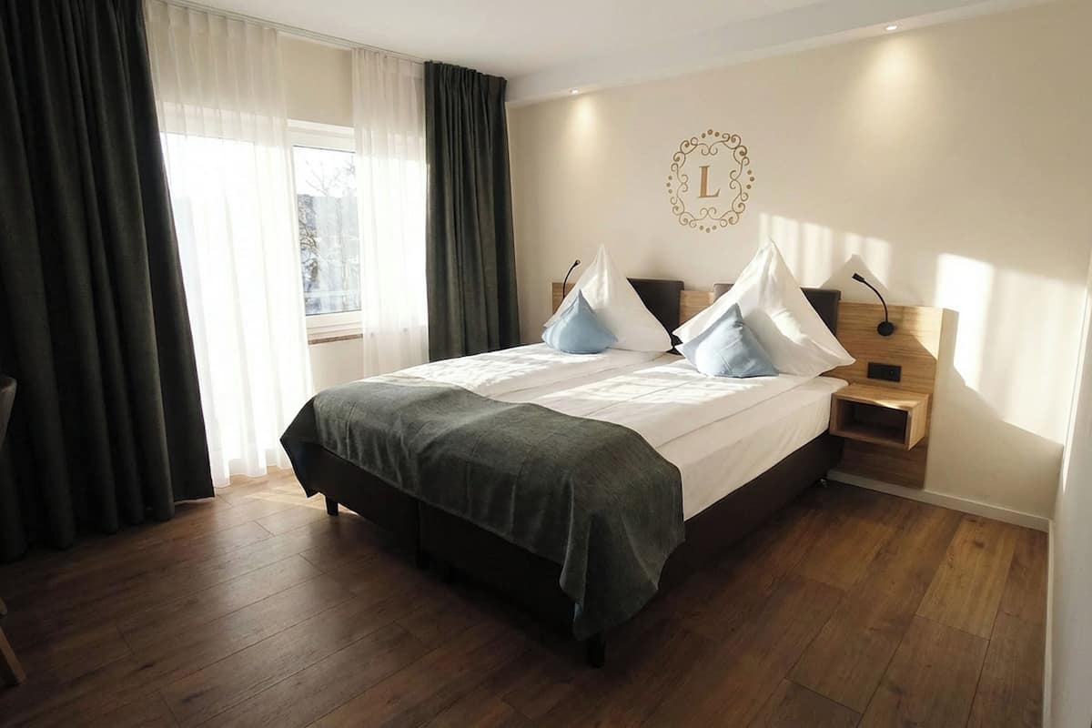 Dobbeltrom | Skrivebord, skrivebord for bærbar PC, blendingsgardiner og lydisolert