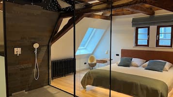 Romantic Suite | Bathroom | Shower, hair dryer, towels, soap