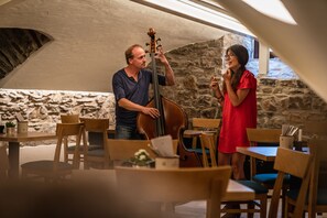 Breakfast, dinner served; Regional cuisine, al fresco dining  - Landgasthof zur Burg Grenzau (Hoehr-Grenzhausen)
