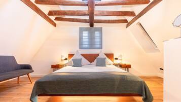 Romantic Suite | Desk, laptop workspace, blackout drapes, soundproofing