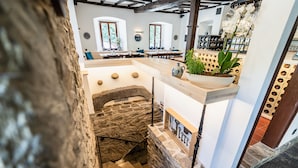 A staircase with stone steps leading to a lower level, a wooden bench, and a potted plant on the upper level. - Landgasthof zur Burg Grenzau (Hoehr-Grenzhausen)