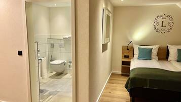 Family Room | Bathroom | Shower, hair dryer, towels, soap