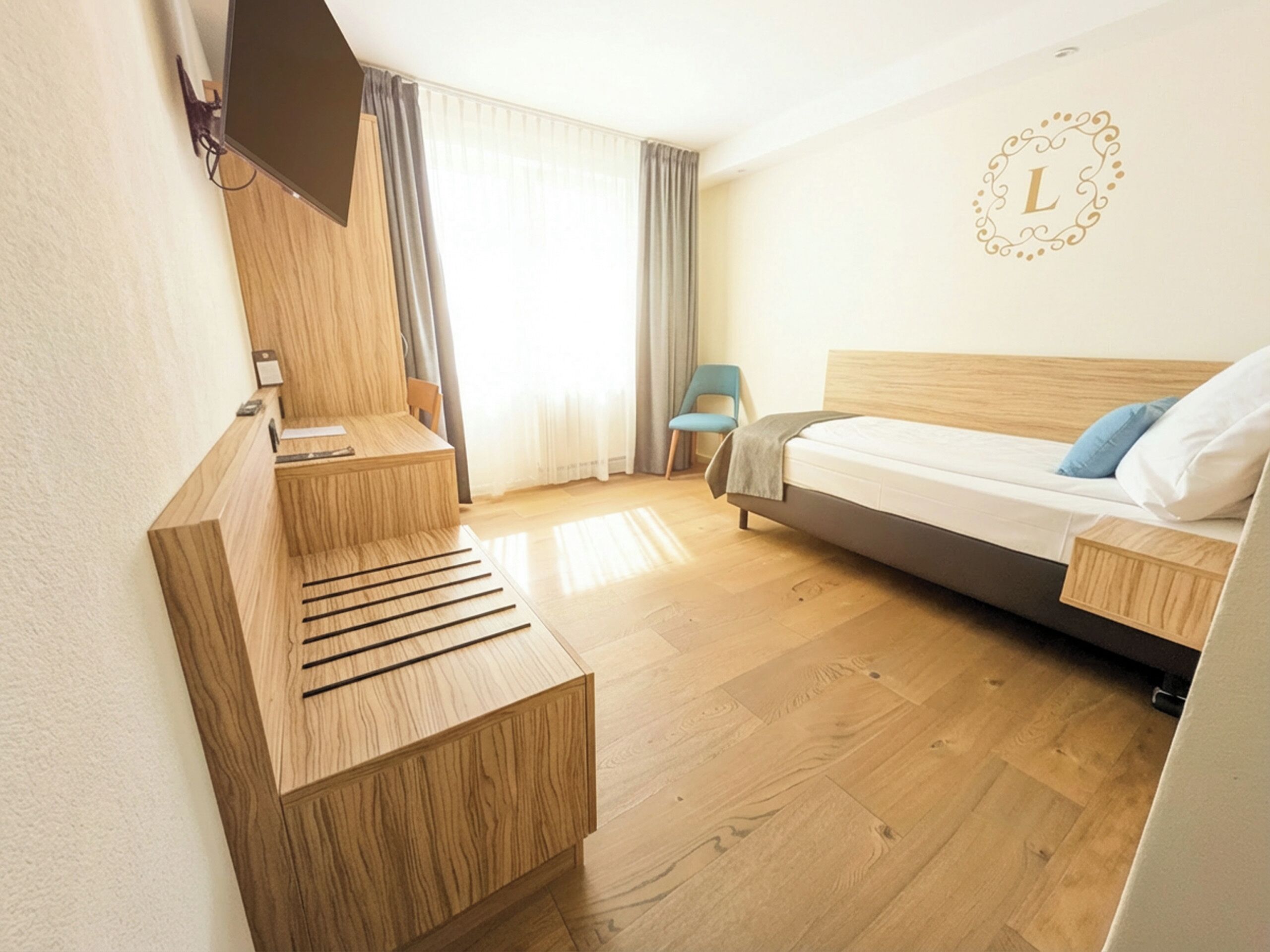 Single Room | Desk, laptop workspace, blackout drapes, soundproofing