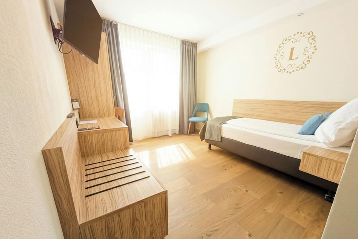 Enkeltrom | Skrivebord, skrivebord for bærbar PC, blendingsgardiner og lydisolert