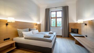 双人房 | 防过敏的被褥、客房内保险箱、办公桌、遮光窗帘