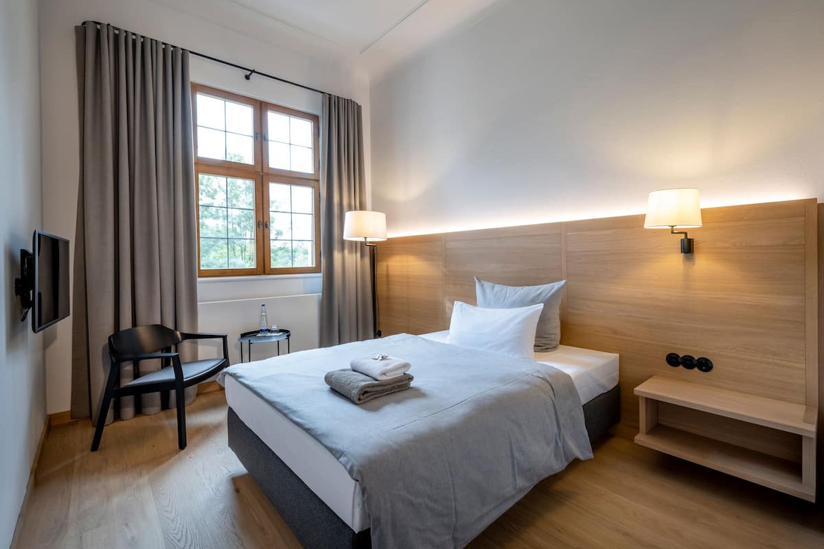 single room | hypo-allergenic bedding, in-room safe, desk, blackout curtains