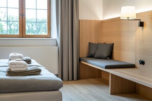 Double Room | Hypo-allergenic bedding, in-room safe, desk, blackout drapes - Kloster Seeon (Seeon-Seebruck)