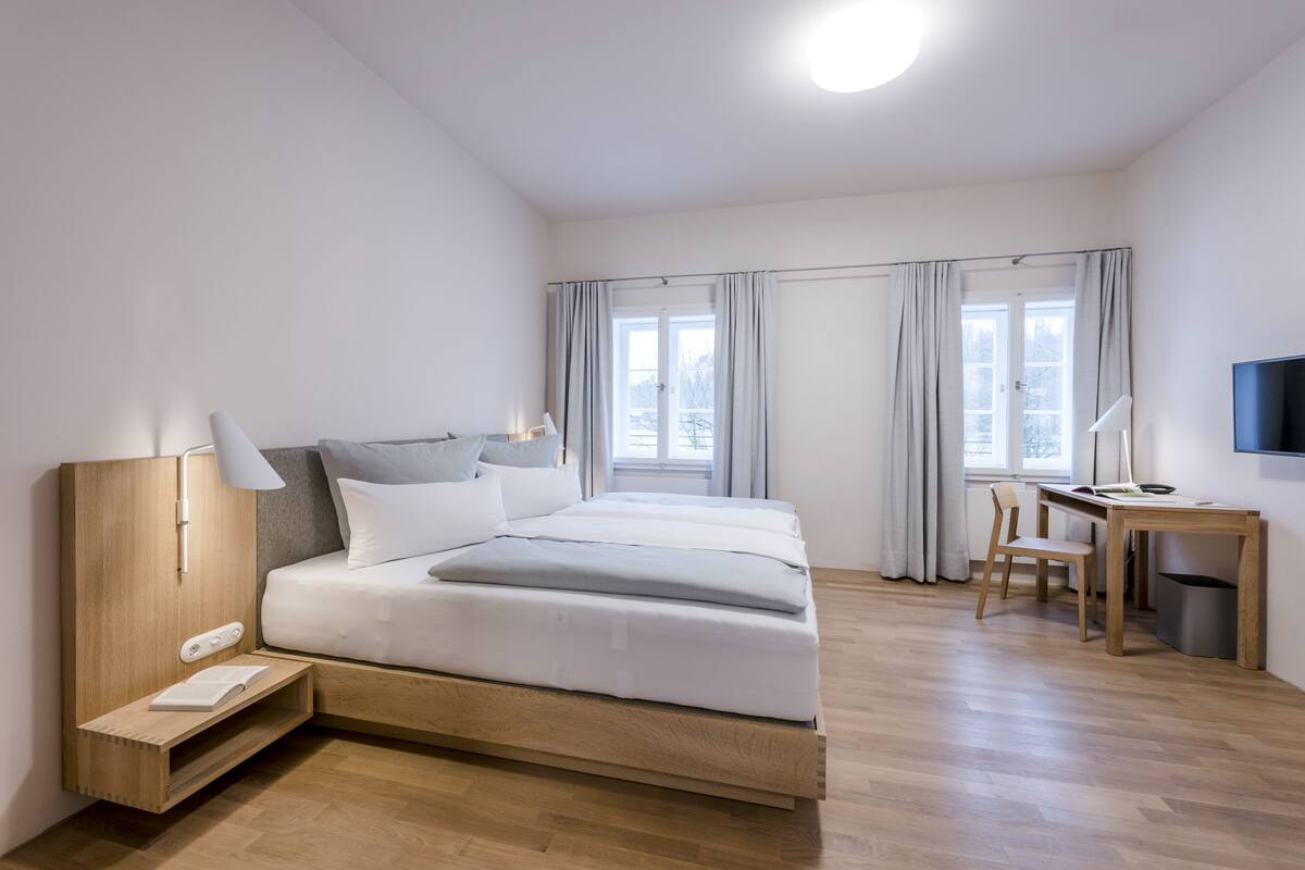 double room | hypo-allergenic bedding, in-room safe, desk, blackout curtains