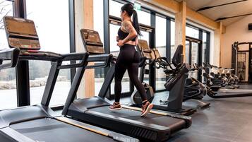 Ein Fitnessstudio mit Laufbändern, Ergometer und Krafttrainingsgeräten.