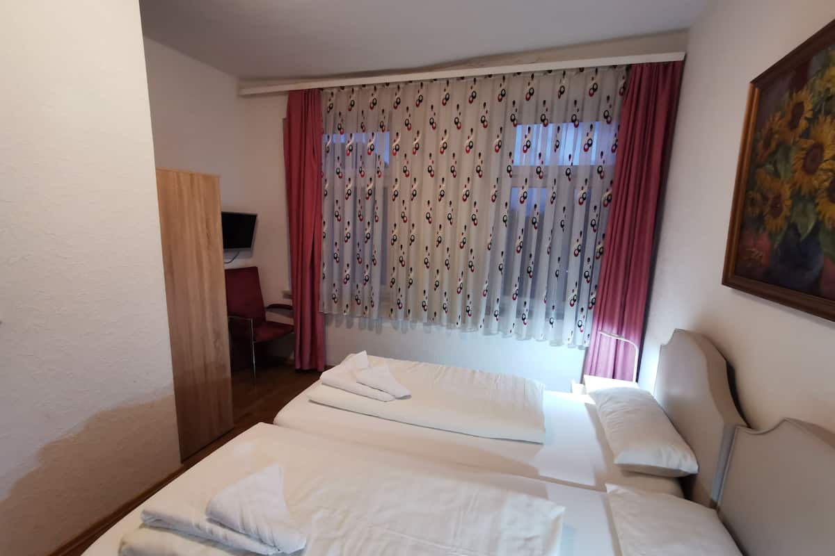 Kahden hengen huone, kylpyhuone makuuhuoneen yhteydessä | 1 makuuhuone