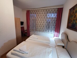 Chambre Double, salle de bains attenante