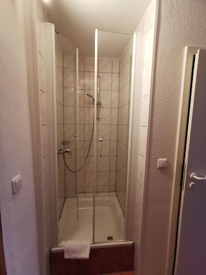 Basic-Einzelzimmer, mit Bad | Badezimmer