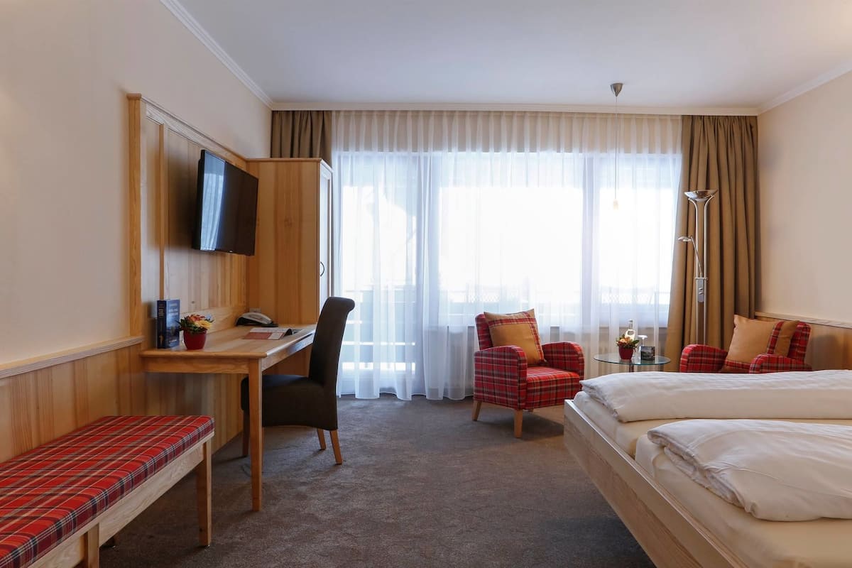 Comfort tweepersoonskamer, uitzicht op tuin | Hypoallergeen beddengoed, een minibar, een kluis op de kamer, een bureau