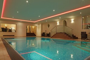 Piscina interna, funciona das 7h às 20h, espreguiçadeiras