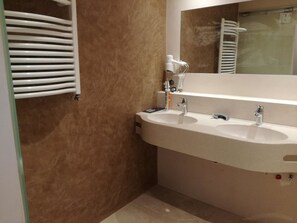 Produtos de toalete grátis, secador de cabelo, roupões de banho