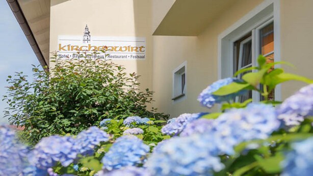 A building with a sign that reads "Kirchehofert Hotel, Brauhaus, Restaurant, Festsaal." - Zum Kirchenwirt (Neukirchen vorm Wald)