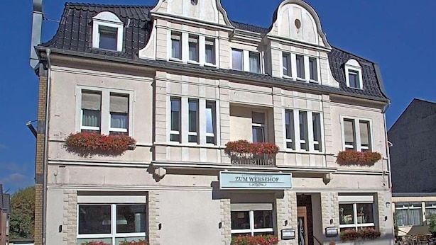 A building with a sign reading 'Zum Wersehof' and multiple windows with flower boxes. - Hotel Zum Wersehof (Ahlen)