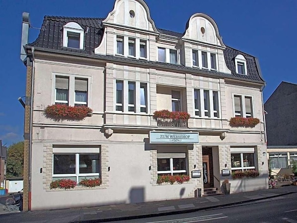 A building with a sign reading 'Zum Wersehof' and multiple windows with flower boxes. - Hotel Zum Wersehof (Ahlen)