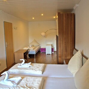 A hotel room with a bed, a desk, a chair, a lamp, and a wardrobe. - Hotel Zum Wersehof (Ahlen)