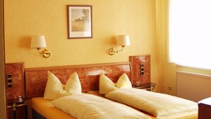 Desk, soundproofing, iron/ironing board (on request), free WiFi - Hotel Faber (Worms)