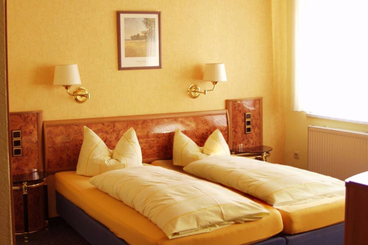 Schreibtisch, schallisolierte Zimmer, Bügeleisen/Bügelbrett