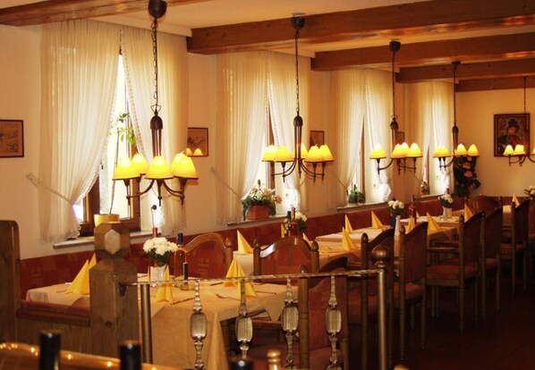 Petit déjeuner buffet (8 EUR par personne)