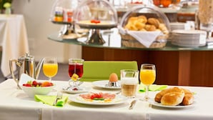 Un buffet de petit-déjeuner proposant une variété d'aliments et de boissons.