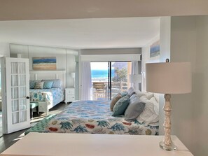 2 soverom, skrivebord, strykejern/-brett og reiseseng for barn