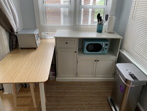 Interior - Lovely, cozy Beacon guest suite with portable kitchen in Squirrel Hill (Pittsburgh)