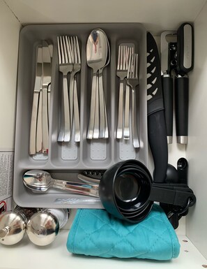 Frigorífic, microones, cafetera i tetera i bullidora elèctrica 