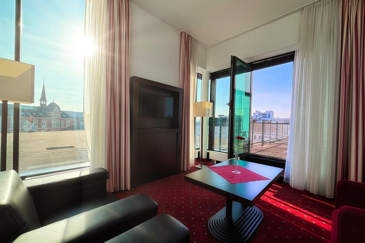 Suite, 1 letto king | Una cassaforte in camera, una scrivania, tende oscuranti